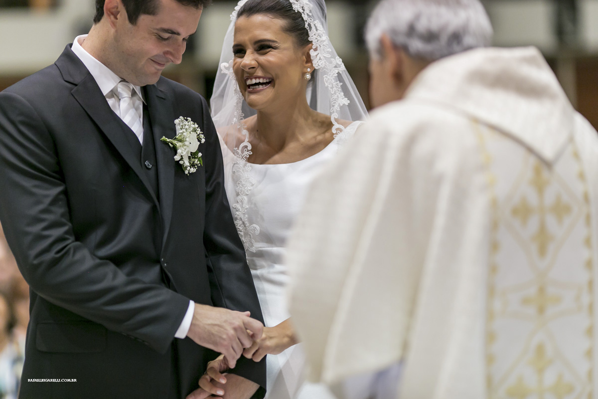 noivos se olhando durante o casamento