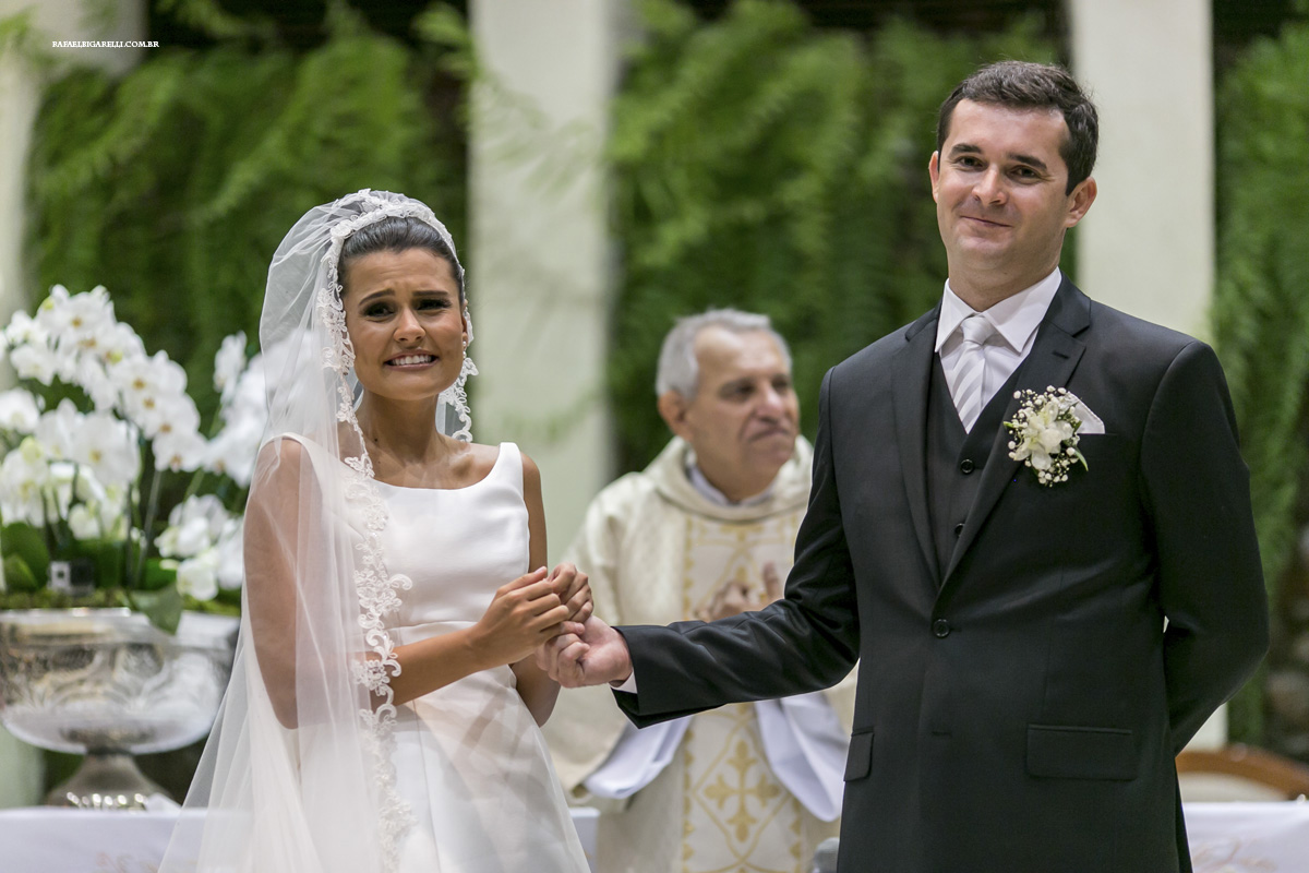 noivos esperam a entrada das alianças emocionados