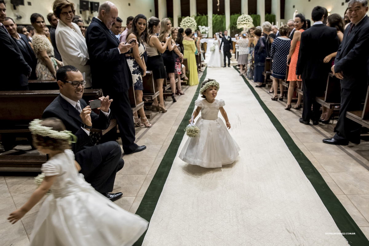 criança mostrando a lingua no casamento