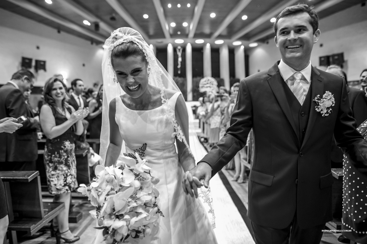 saida dos noivos da cerimonia