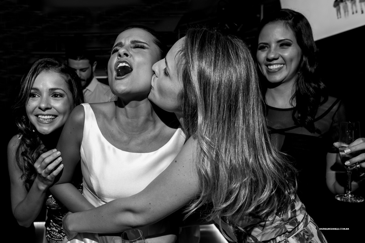 noiva e suas amigas se divertindo na festa de casamento