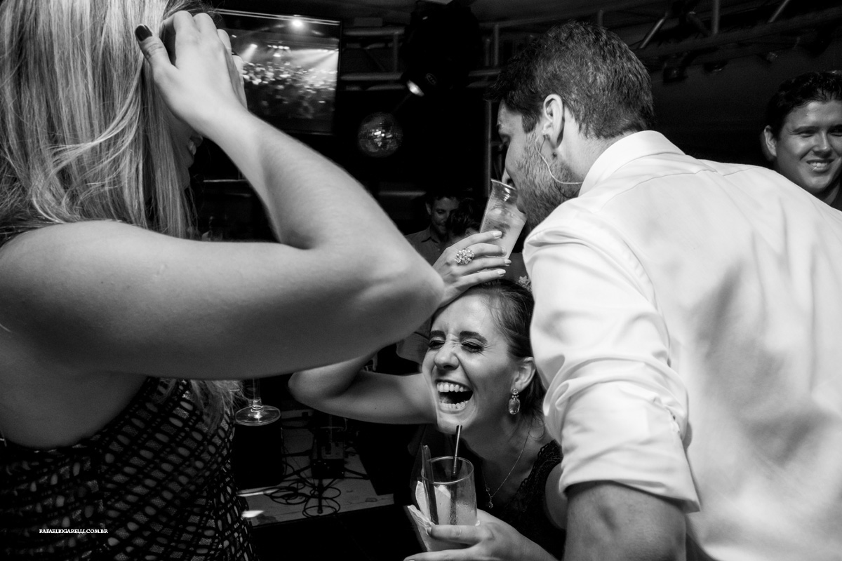 convidados colocam copos na cabeça em festa de casamento