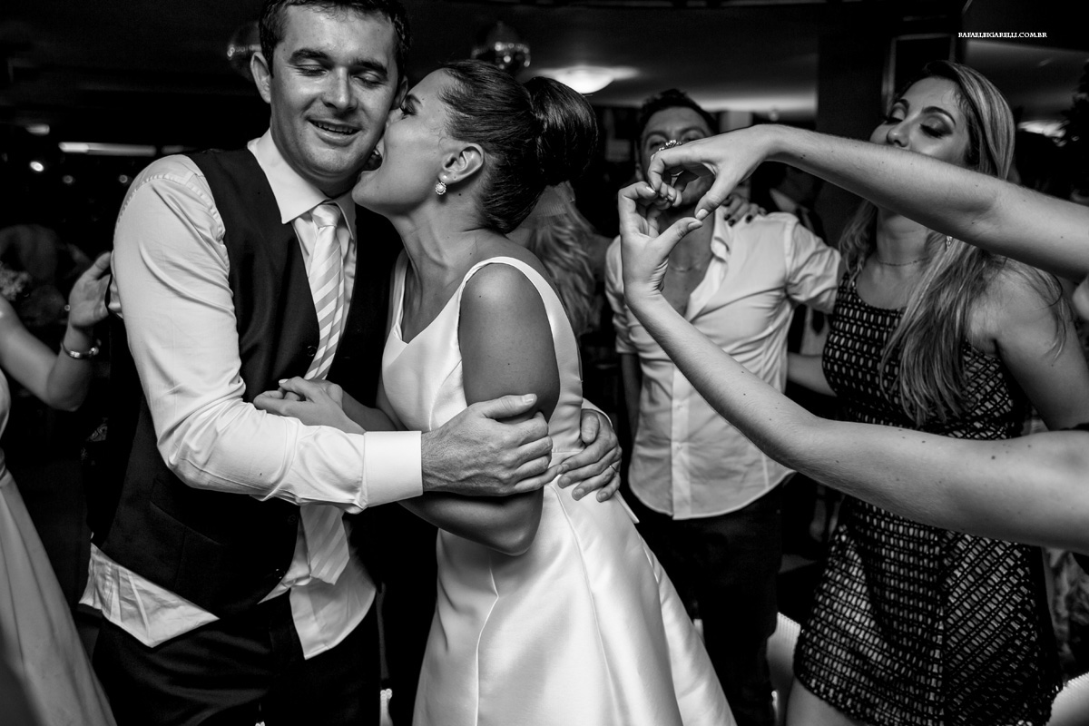 os noivos trocando carinho durante a festa do casamento