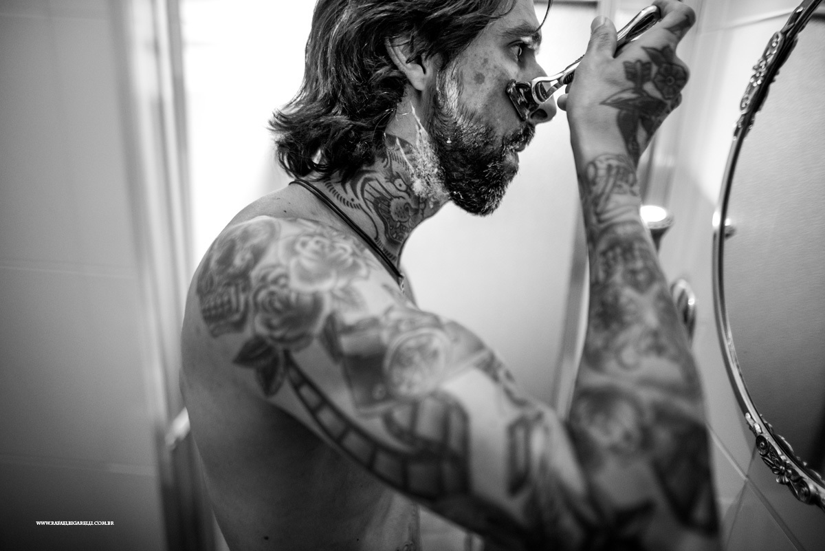 noiva tirando a barba no casamento