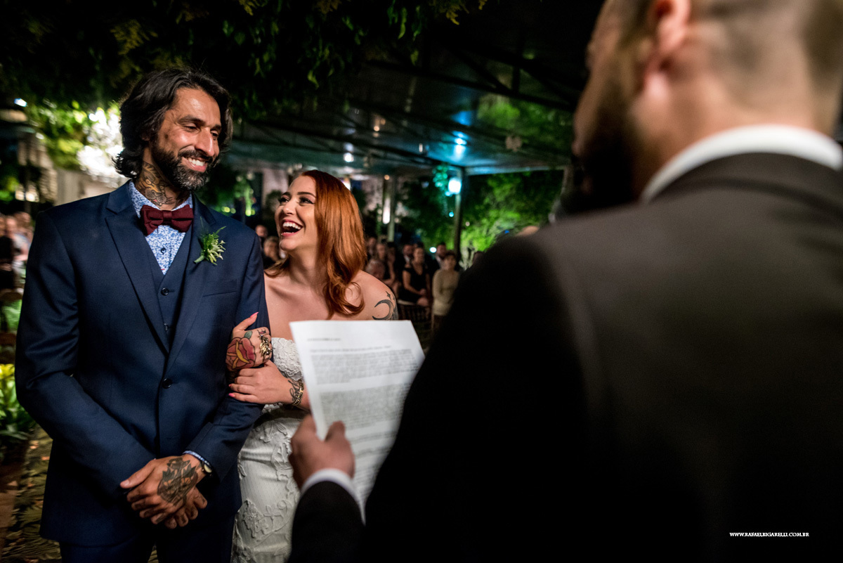 noivos dando risada no casamento