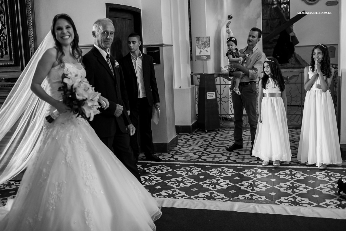 entrada da noiva na igreja