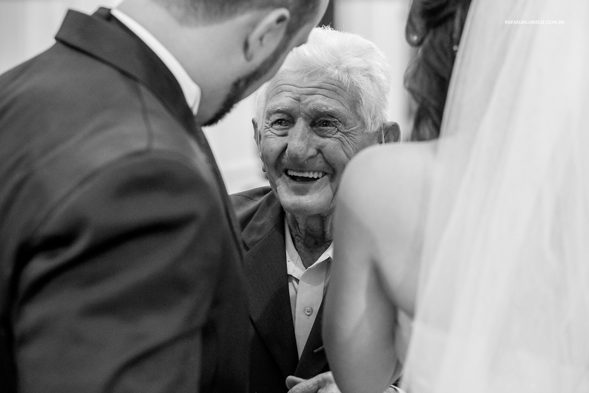 emoção do avó ao ver os noivos