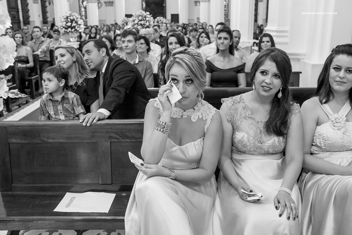 madrinha emocionada no casamento