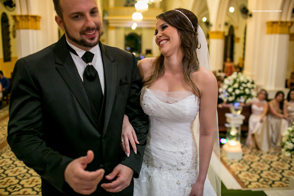 noivos sorrindo no altar