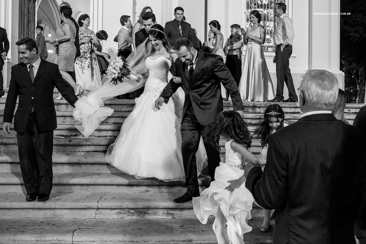 noivos saindo da igreja