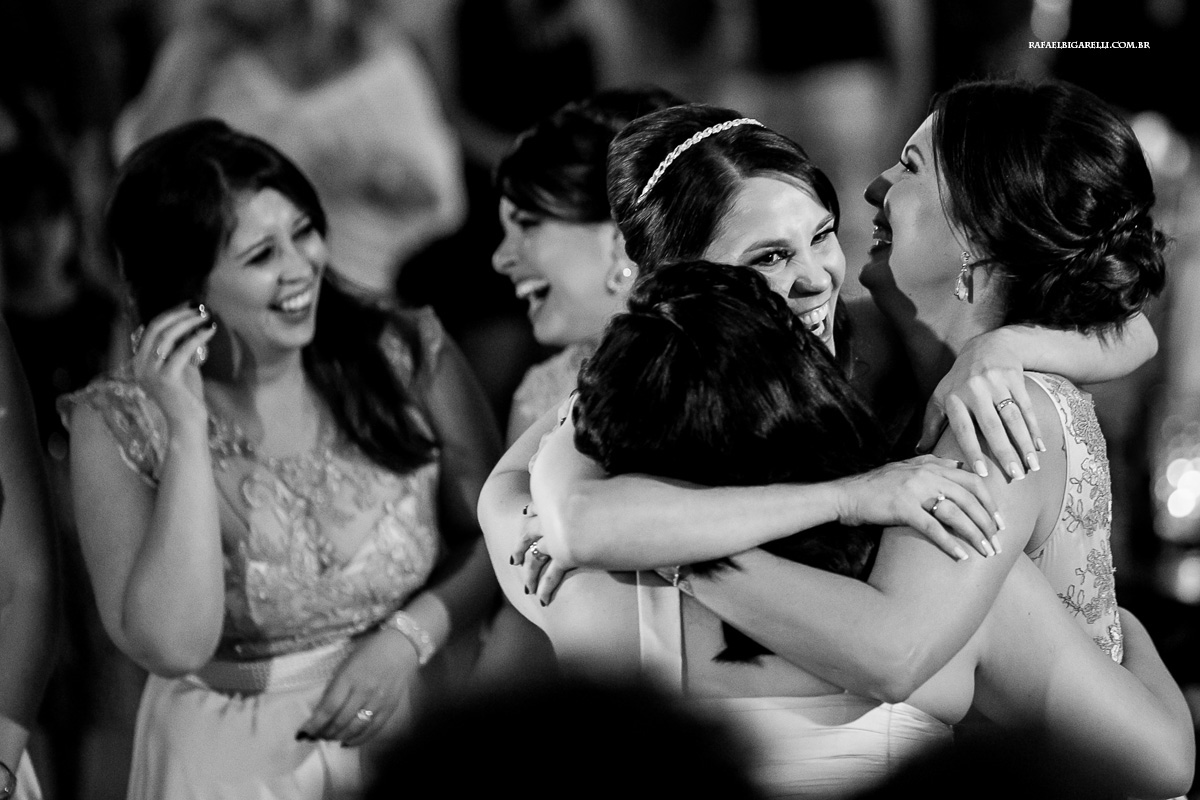 noiva abraçando suas amigas na festa