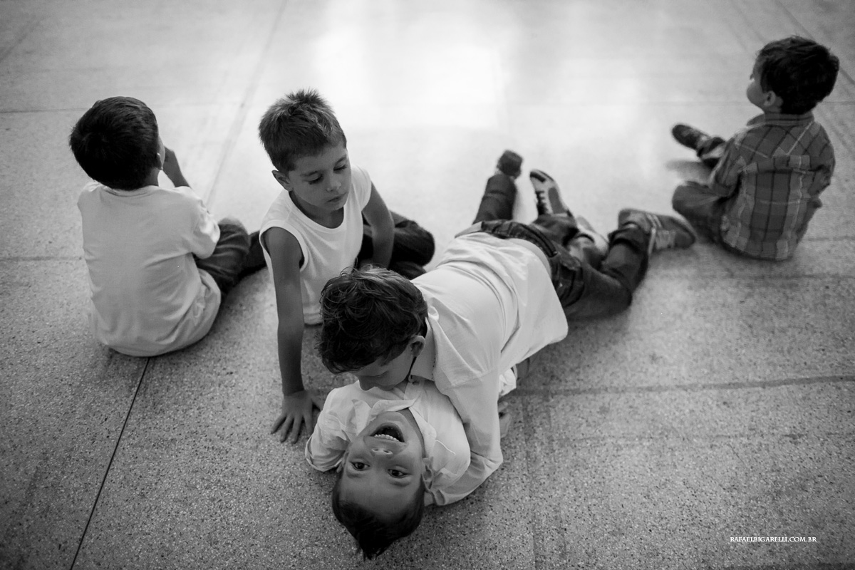crianças se divertindo no casamento