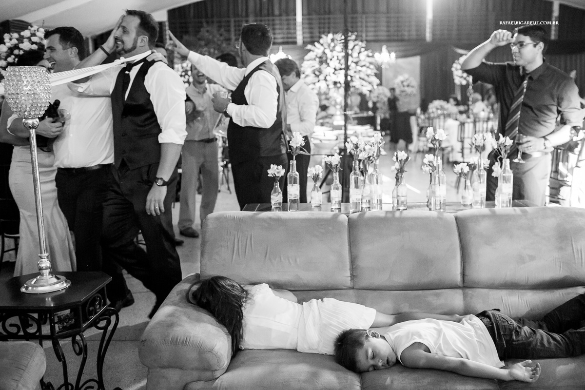 crianças dormindo no casamento