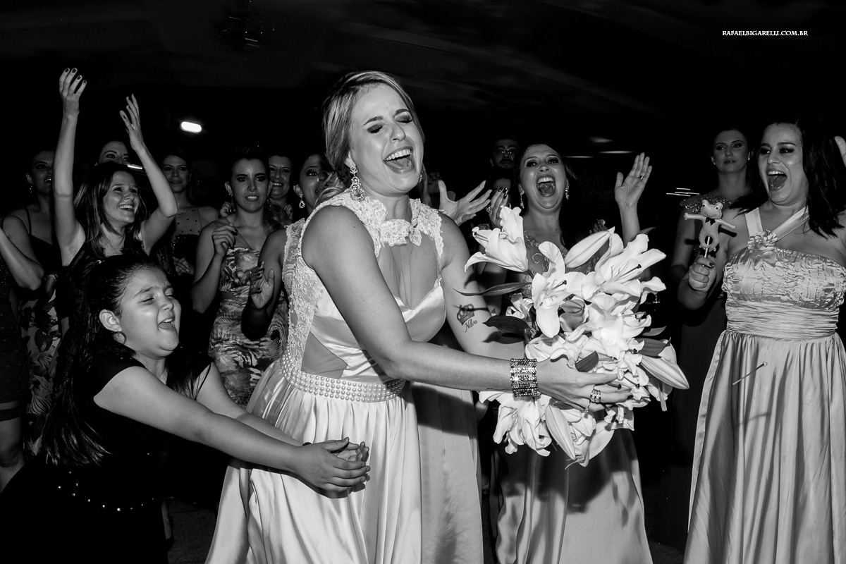 convidada pegando o bouquet