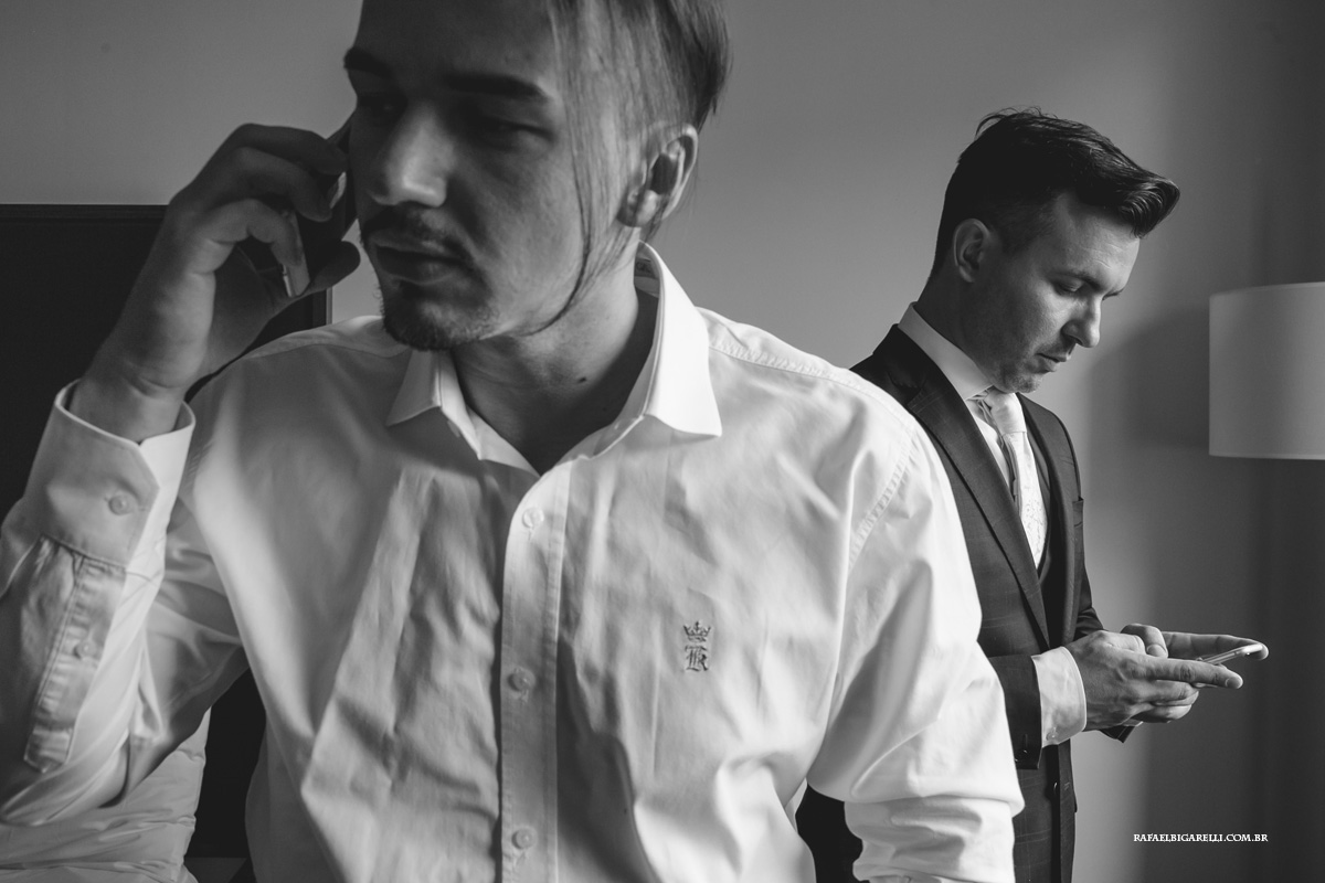 noivo e seu irmao se arrumando para o casamento