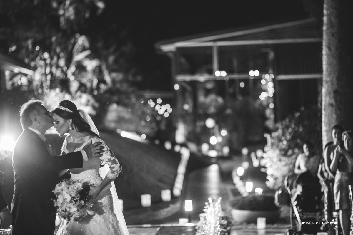 pai entrega sua filha com um beijo na testa