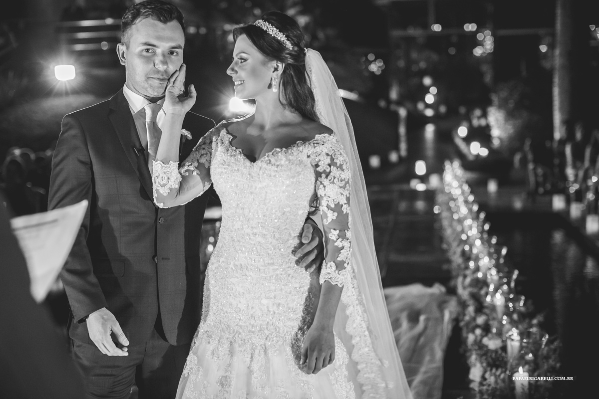 noiva faz carinho em noivo no casamento