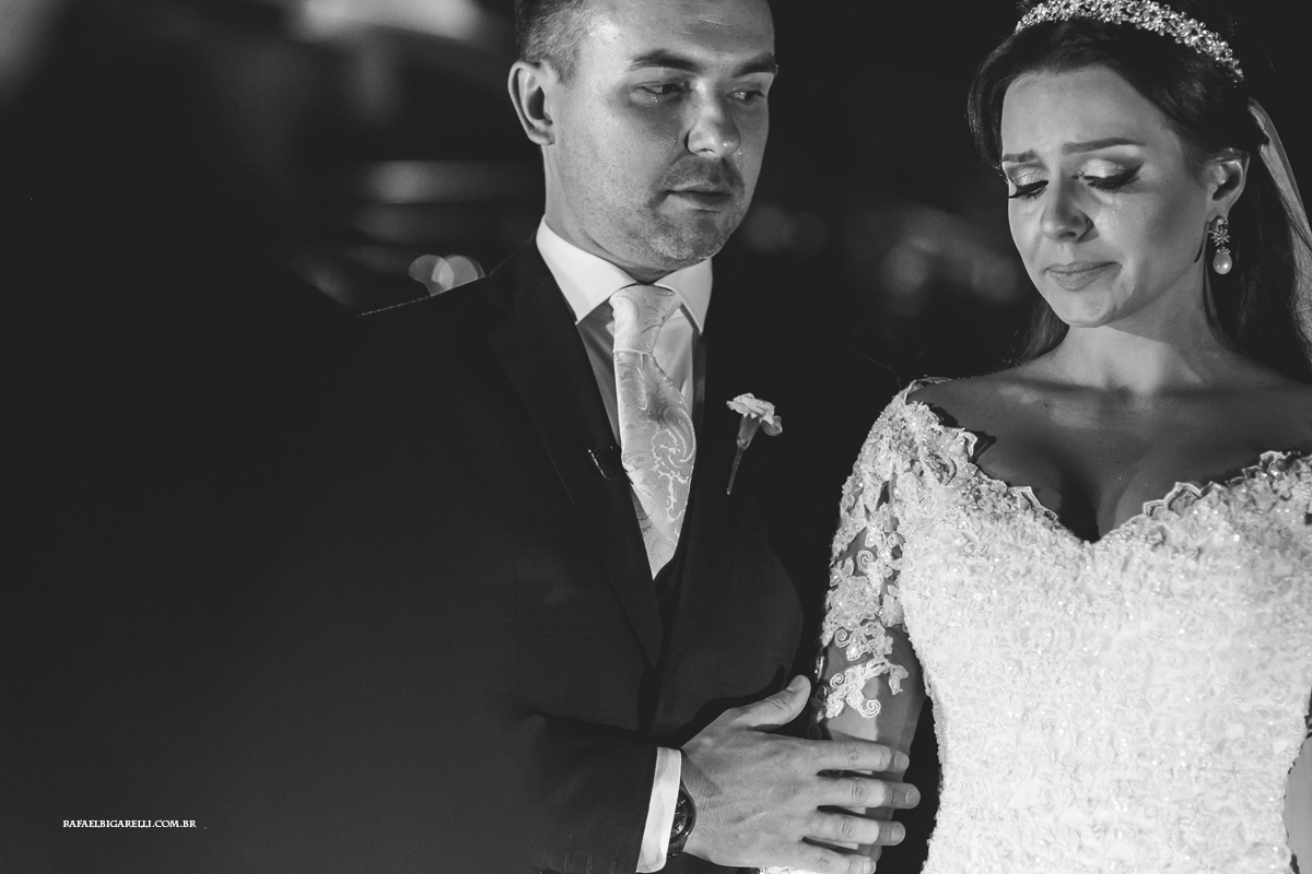 noivos emocionados com a cerimonia