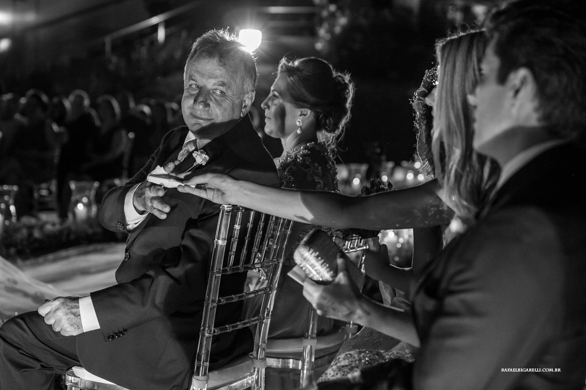 pai da noiva pegando o lenço para enxugar suas lagrimas