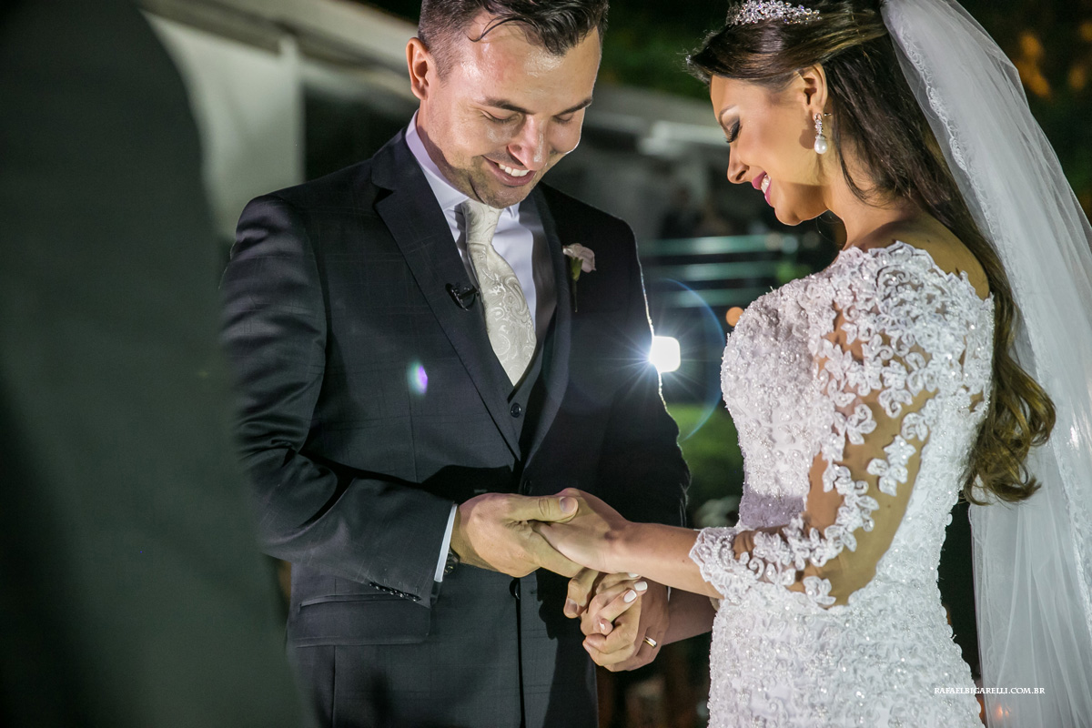 noivos se emocionam ao olhar para aliança