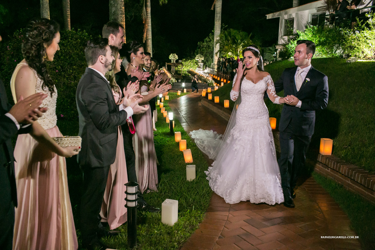 saída do casal da cerimonia