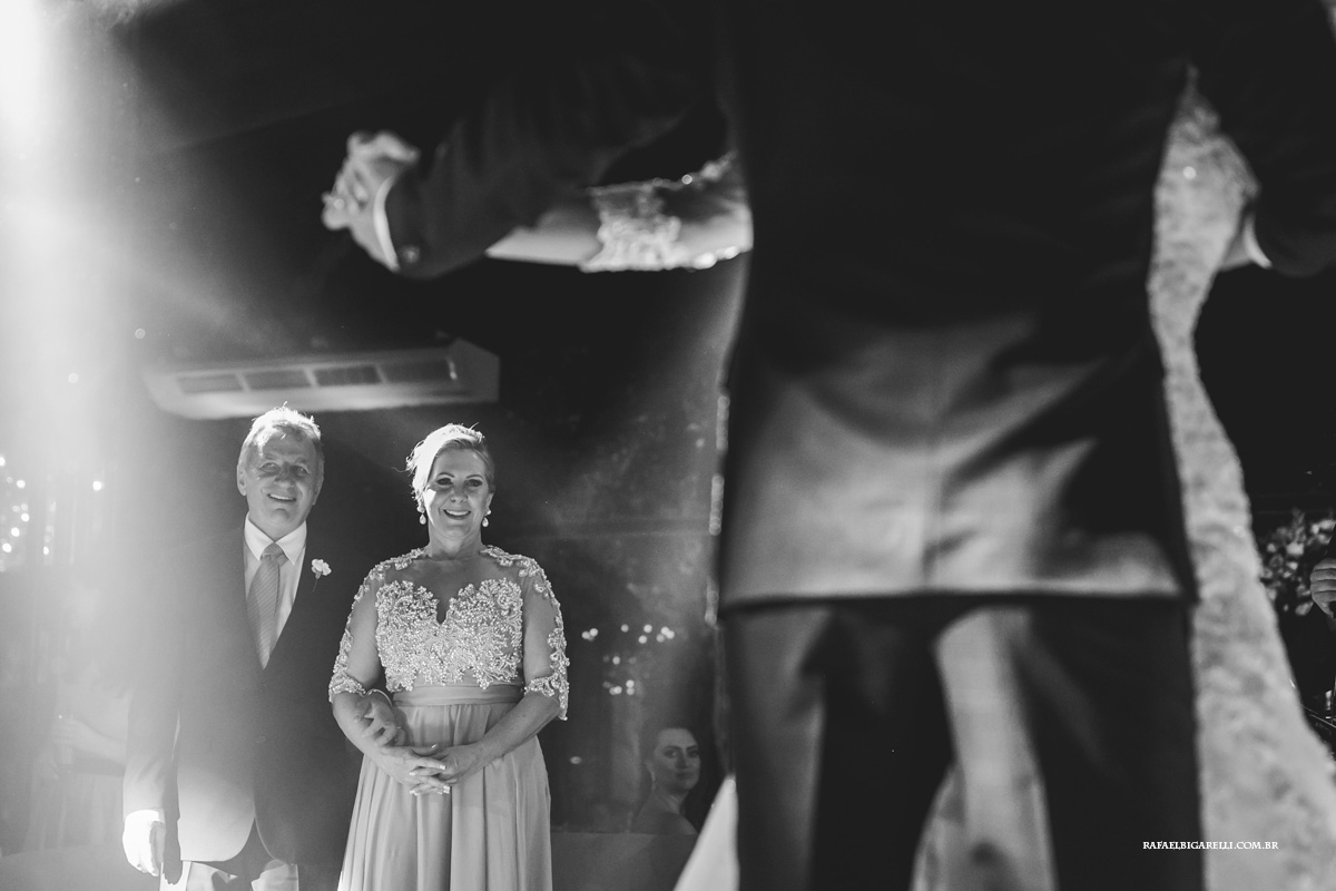 primeira dança dos noivos com seus pais olhando emocionados