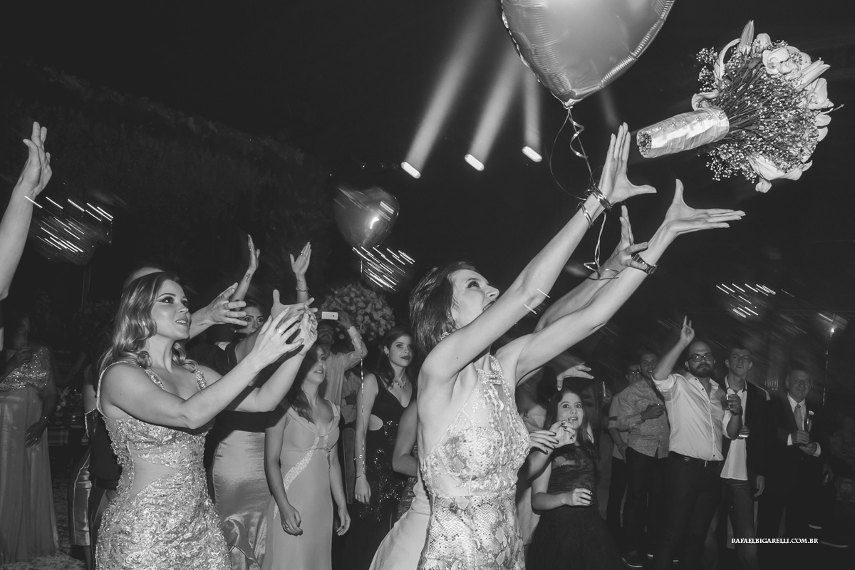 uma das convidadas pega o bouquet