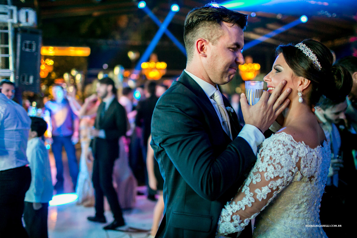 casal de noivos trocam carinho no final do casamento