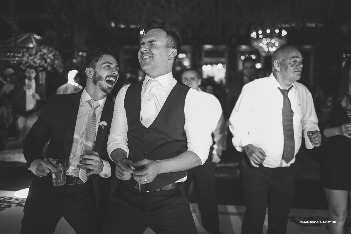 noivo se divertindo com os amigos