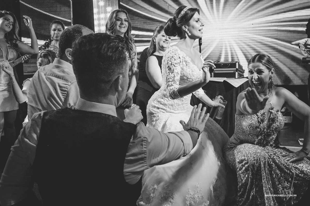 os convidados indo até o chão na festa de casamento