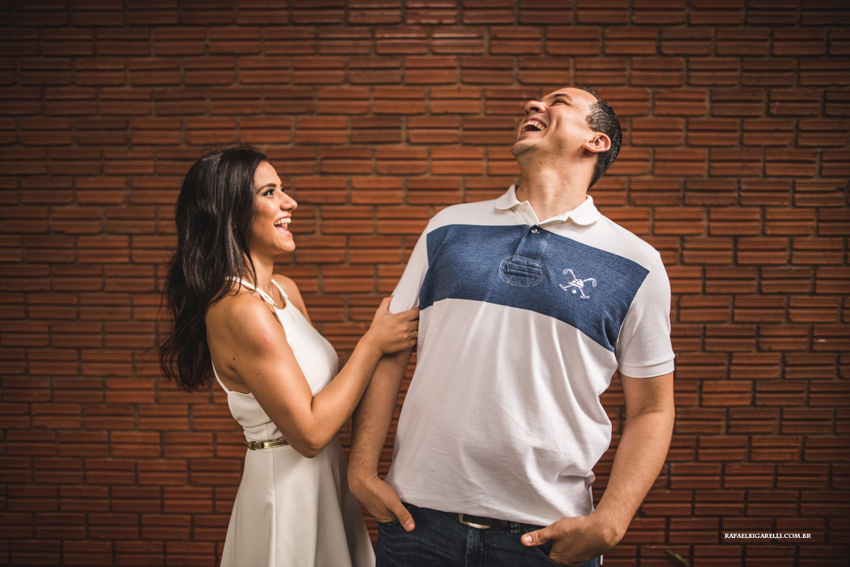 casal de noivos dando risada