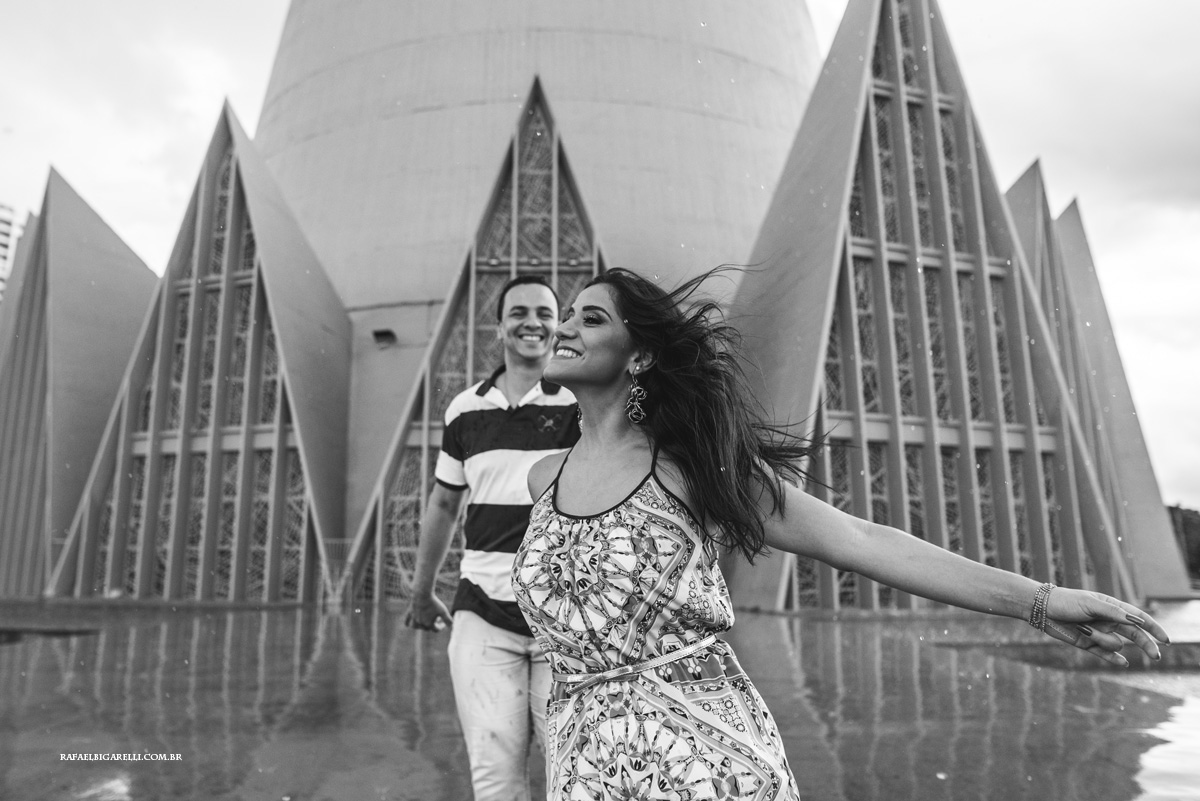 noivos correndo na chuva em maringá - pr