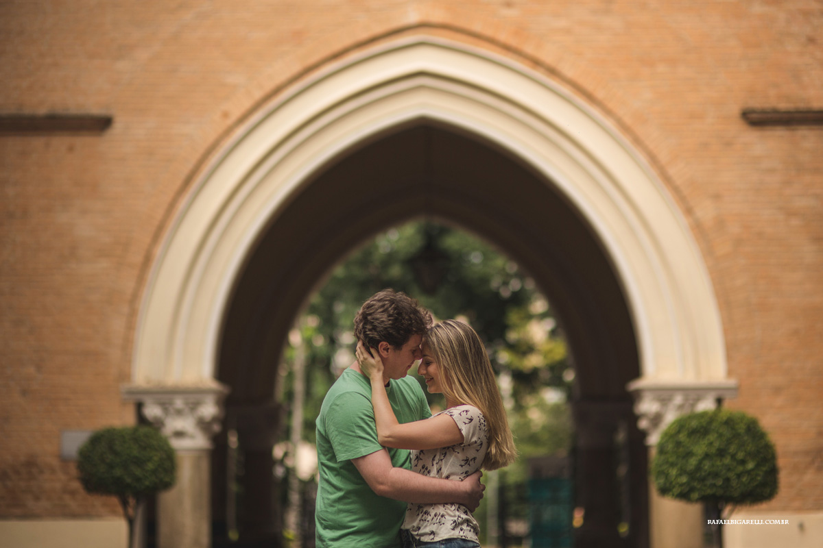 noivos em pose romatica