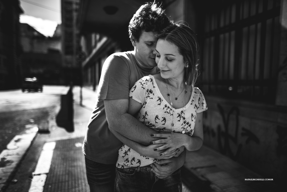 casal de noivos se abraçando no centro de são paulo