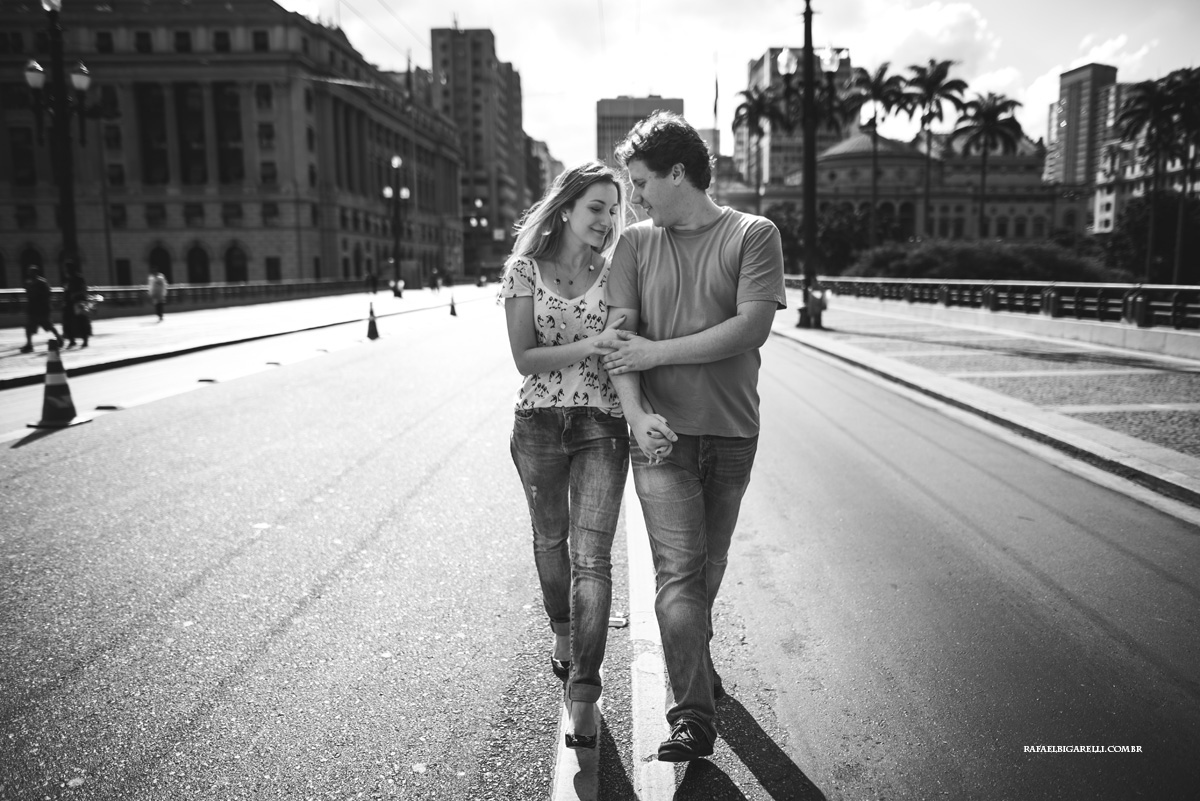 casal de noivos caminham pelo centro de sao paulo em sessao de fotos pre casamento