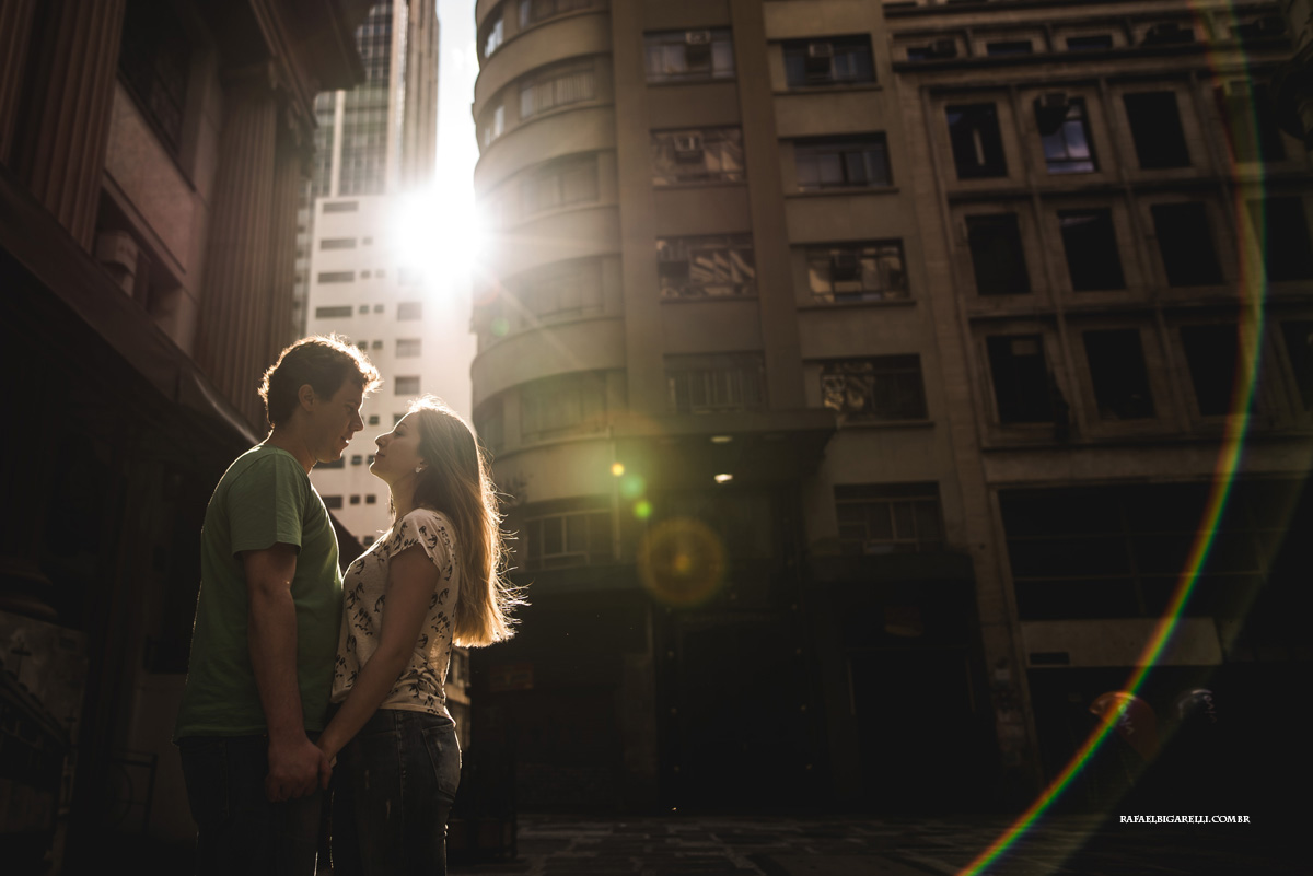 noivos namoram a luz do sol no centro de são paulo