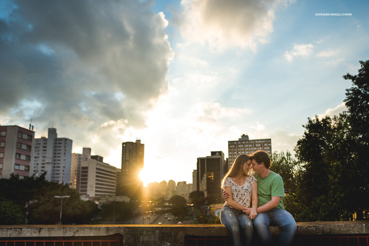 casal de noivos namoram ao por do sol na cidade de são paulo