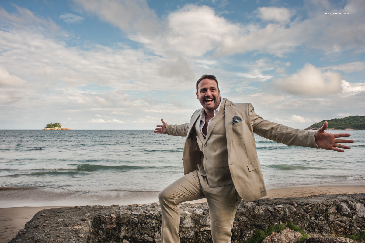 noivo no casamento na praia