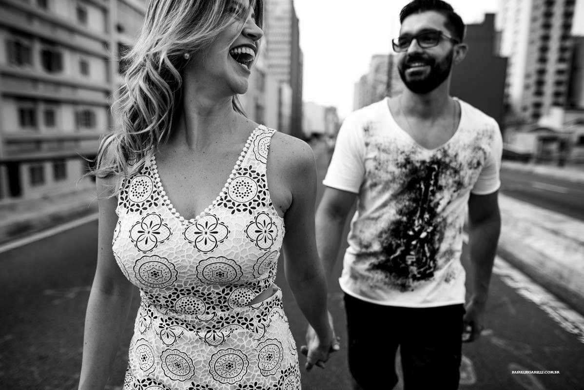 noiva caminhando com seu noivo no miconhocão