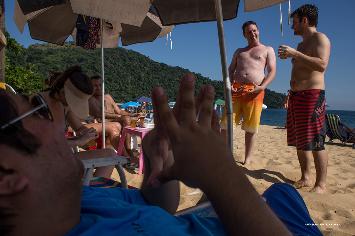 noivo e amigos na praia