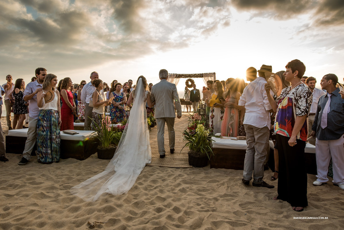 entrada da noiva na praia de toque toque pequeno
