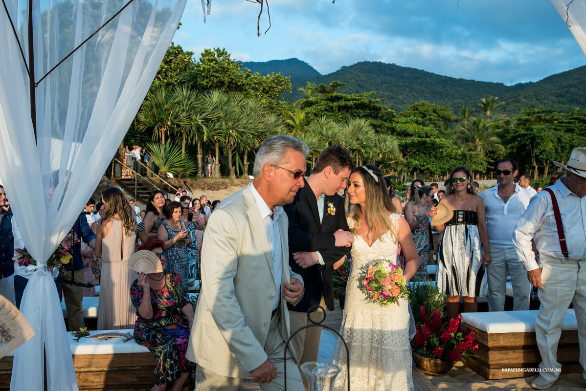 noivos se encontrando em casamento na praia