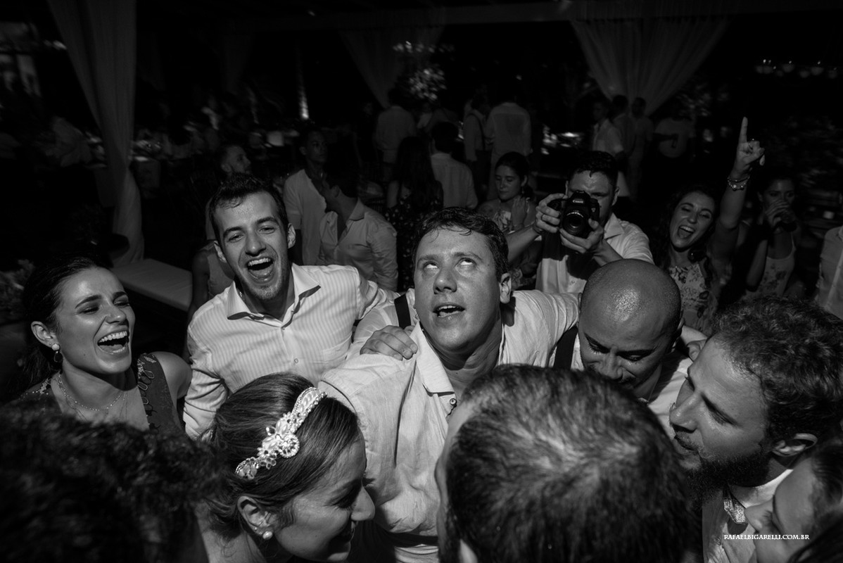 noivo curtindo a festa de seu casamento