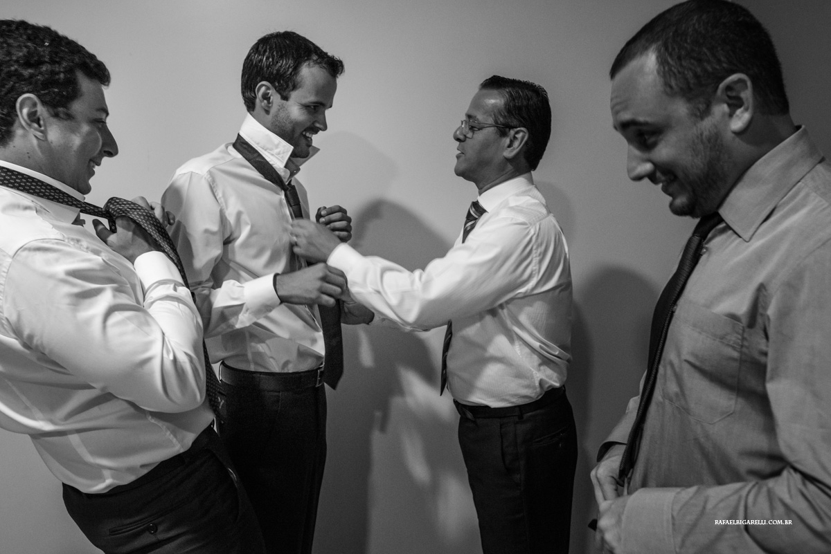 amigos ajudam o noiv a dar nó na gravata