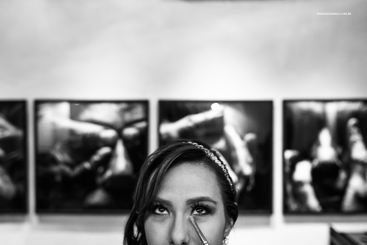 último retoque na maquiagem antes de casar