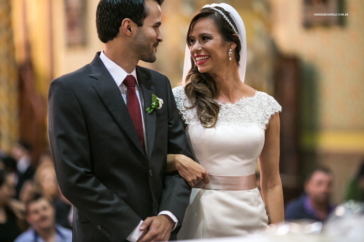 noivos se olham durante cerimonia de casamento