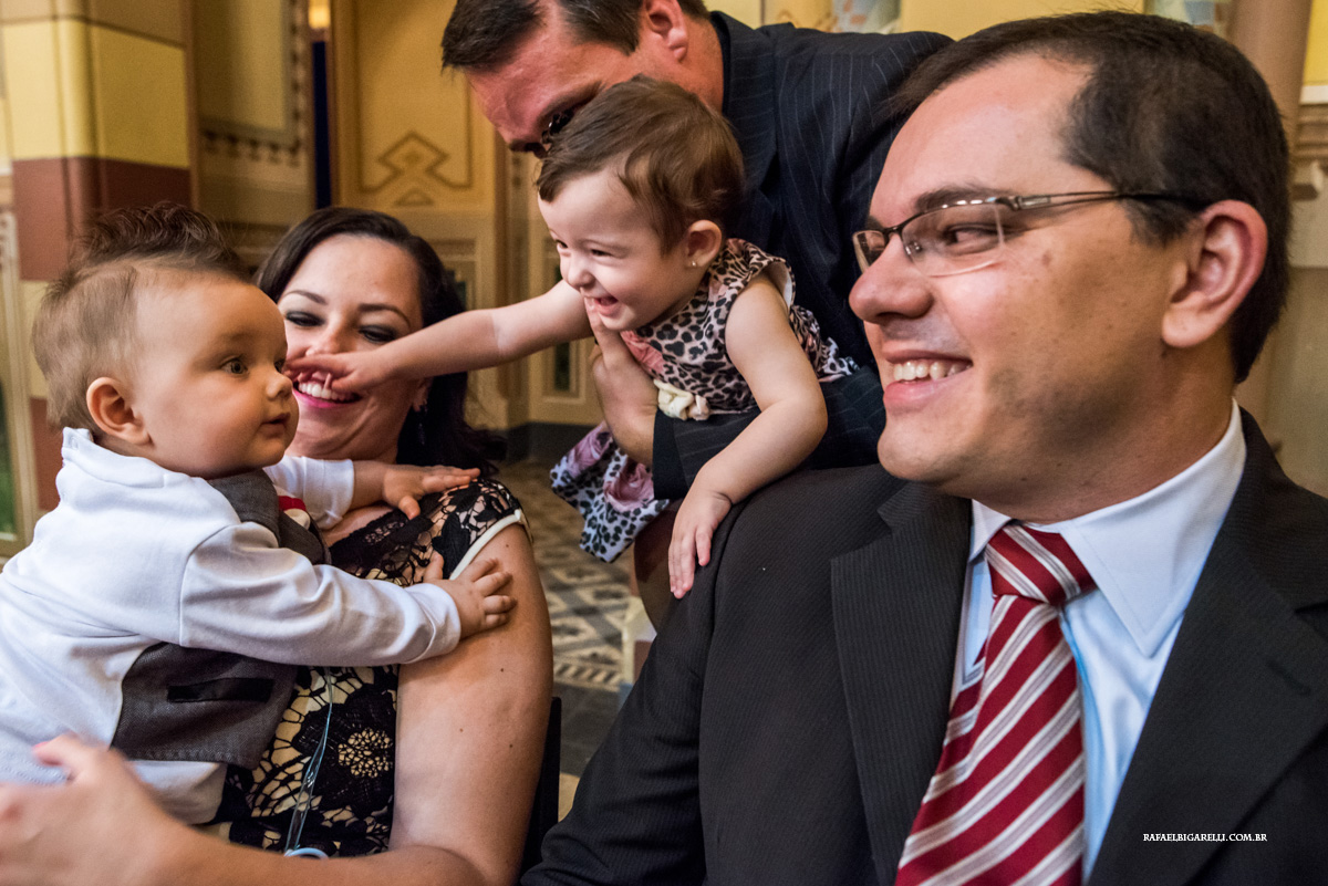 crianças brincam em meio ao casamento