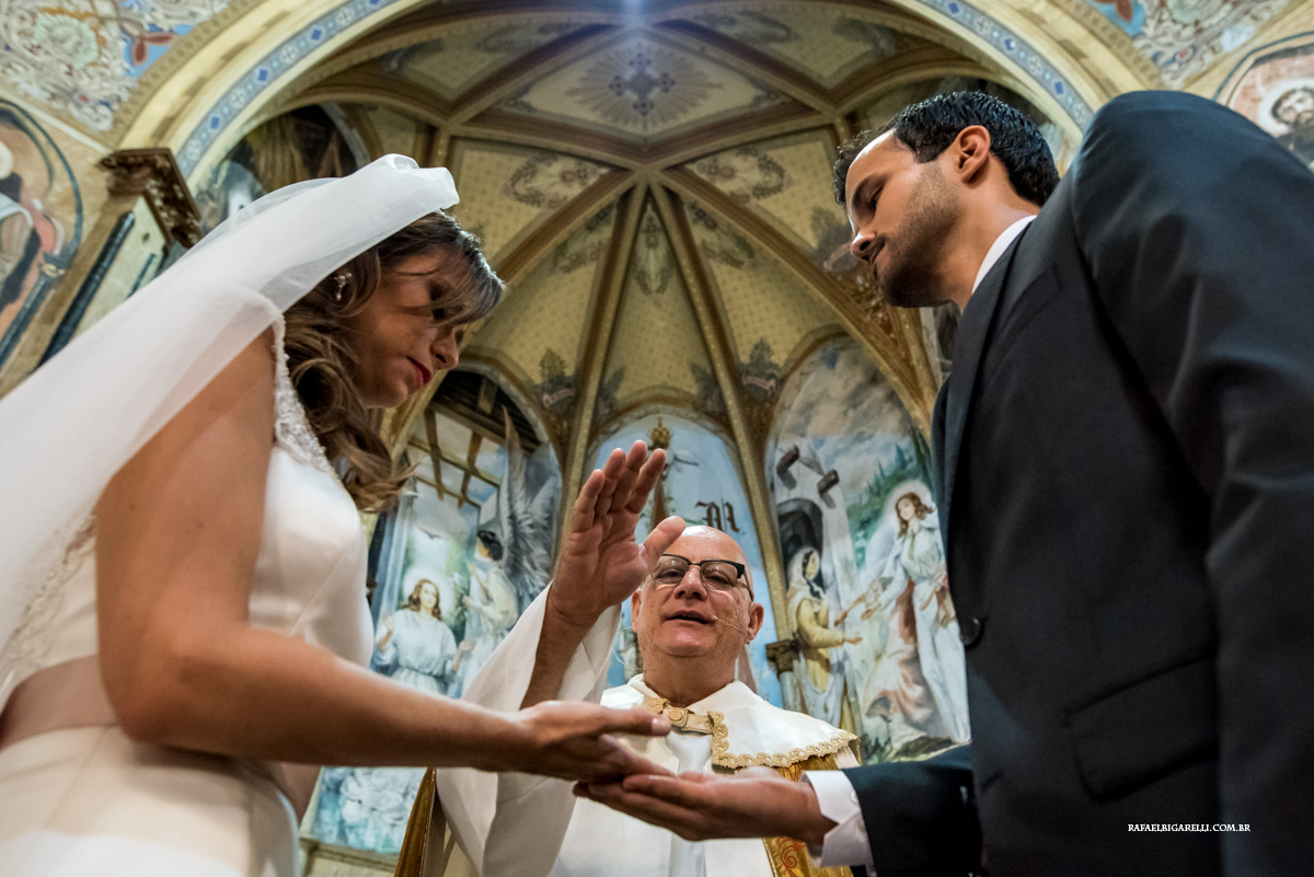 padre abençoa as alianças do casal