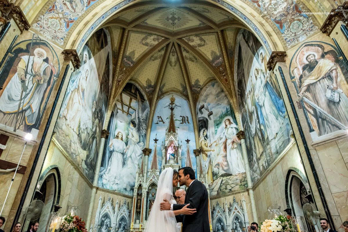 carinho dos noivos após o beijo