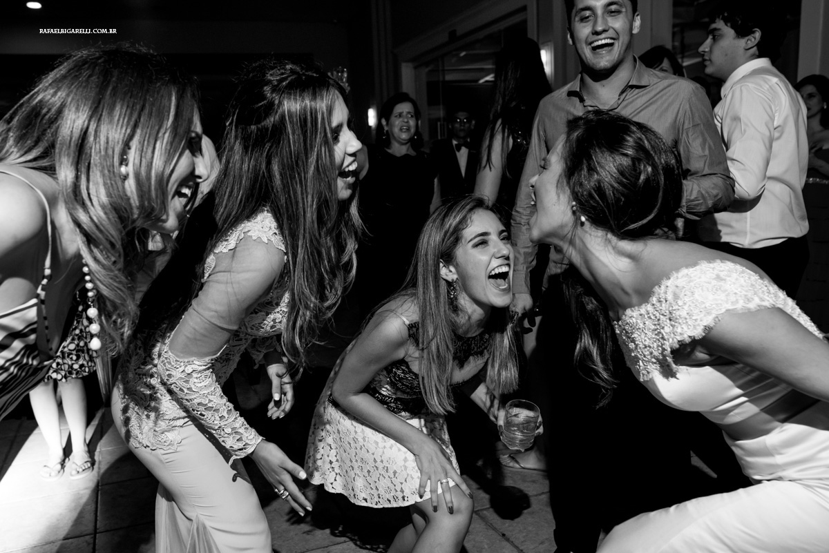 amigas curtindo junto com a noiva